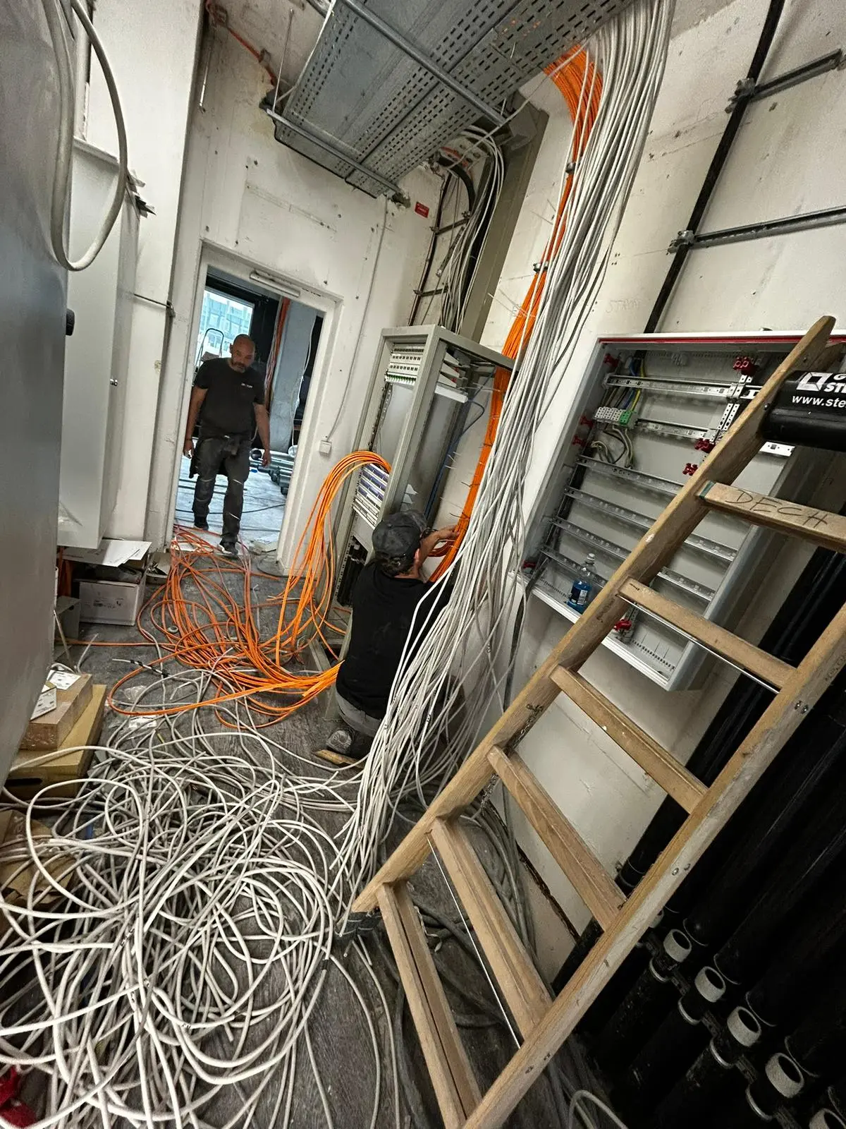 Elektroinstallation von Rodecon auf einer Baustelle in Adendorf