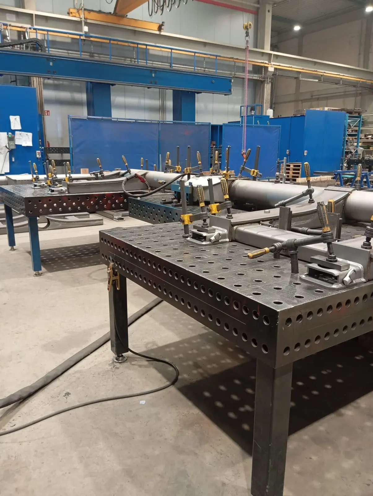 Schweiß- und Vorrichtungstische in der Metallbau-Werkstatt von Rodecon