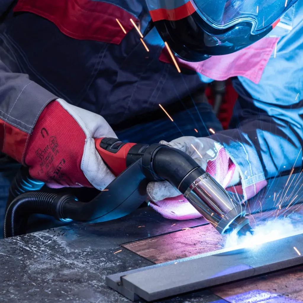 Schweißer von Rodecon bei der Arbeit auf der Baustelle, absprühende Funken